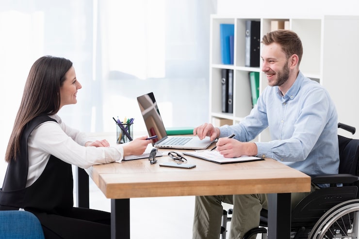 smiley-colleagues-discussing_23-2148476599